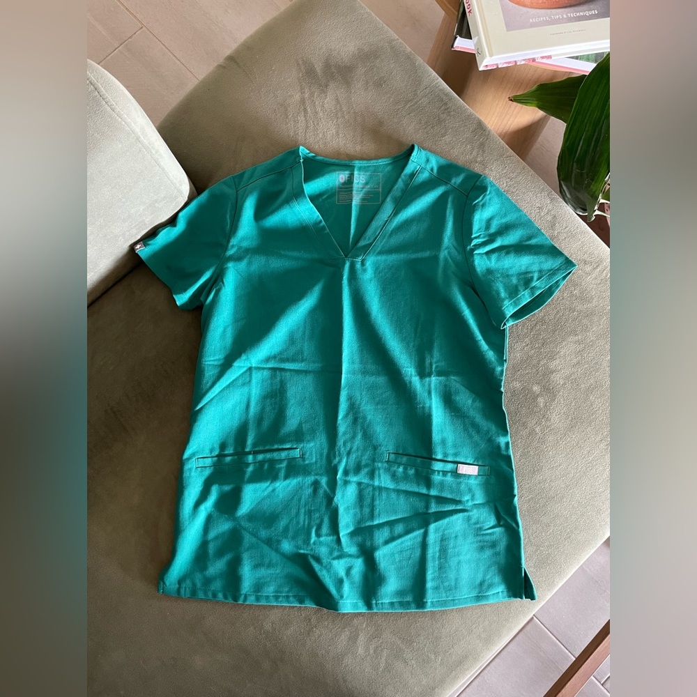 Figs Hunter Green Casma™
Three-Pocket Scrub Top XS